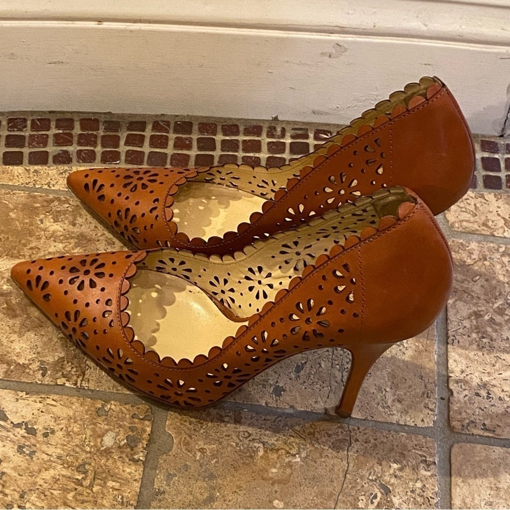 KATE SPADE Lana Brown Tan Laser Cut Floral Leather Pointed Toe Pumps Size 9B - Picture 3 of 10